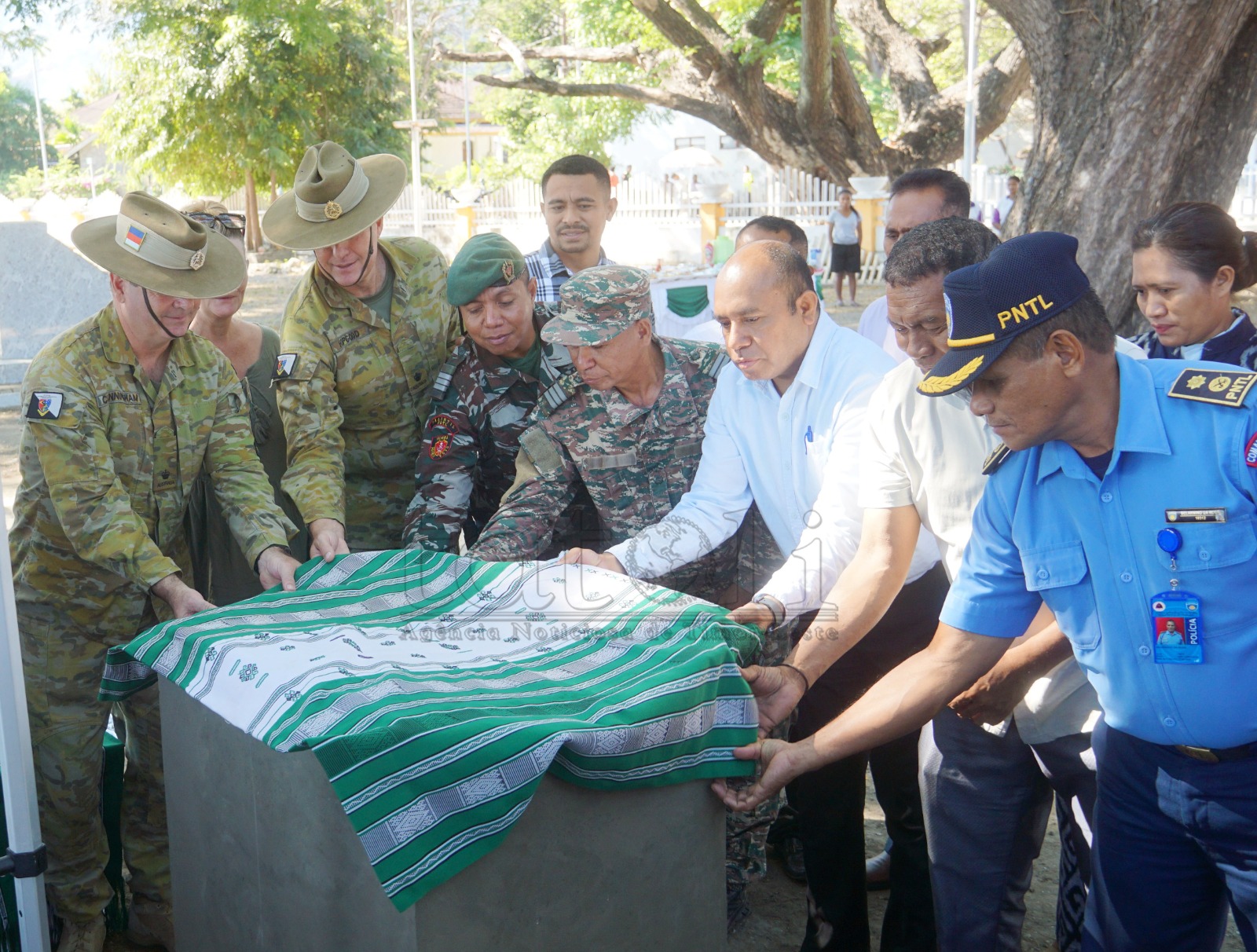 Militar Australianu inaugura plaka memoriál akontesimentu funu-daruak iha Oekusi