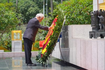Xanana presta omenajen be eroi-mártir sira iha monumentu Mauzoléu Ho Chi Minh Vietname
