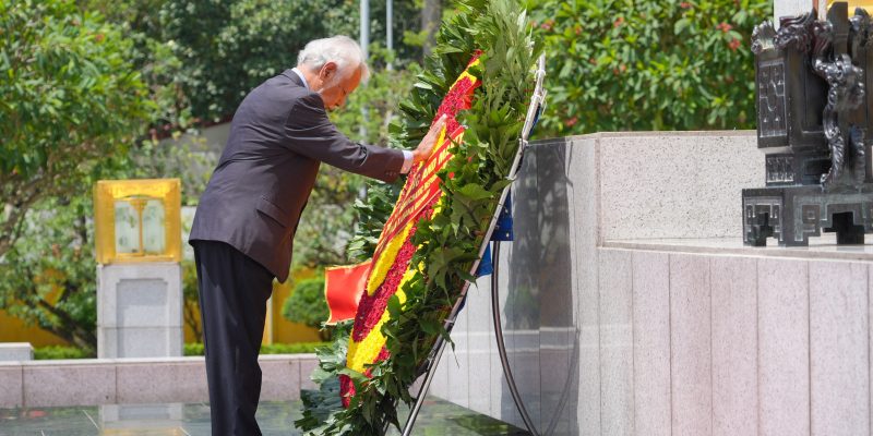 Xanana presta omenajen be eroi-martiír sira iha monumentu Mauzoléu Ho Chi Minh Vietname