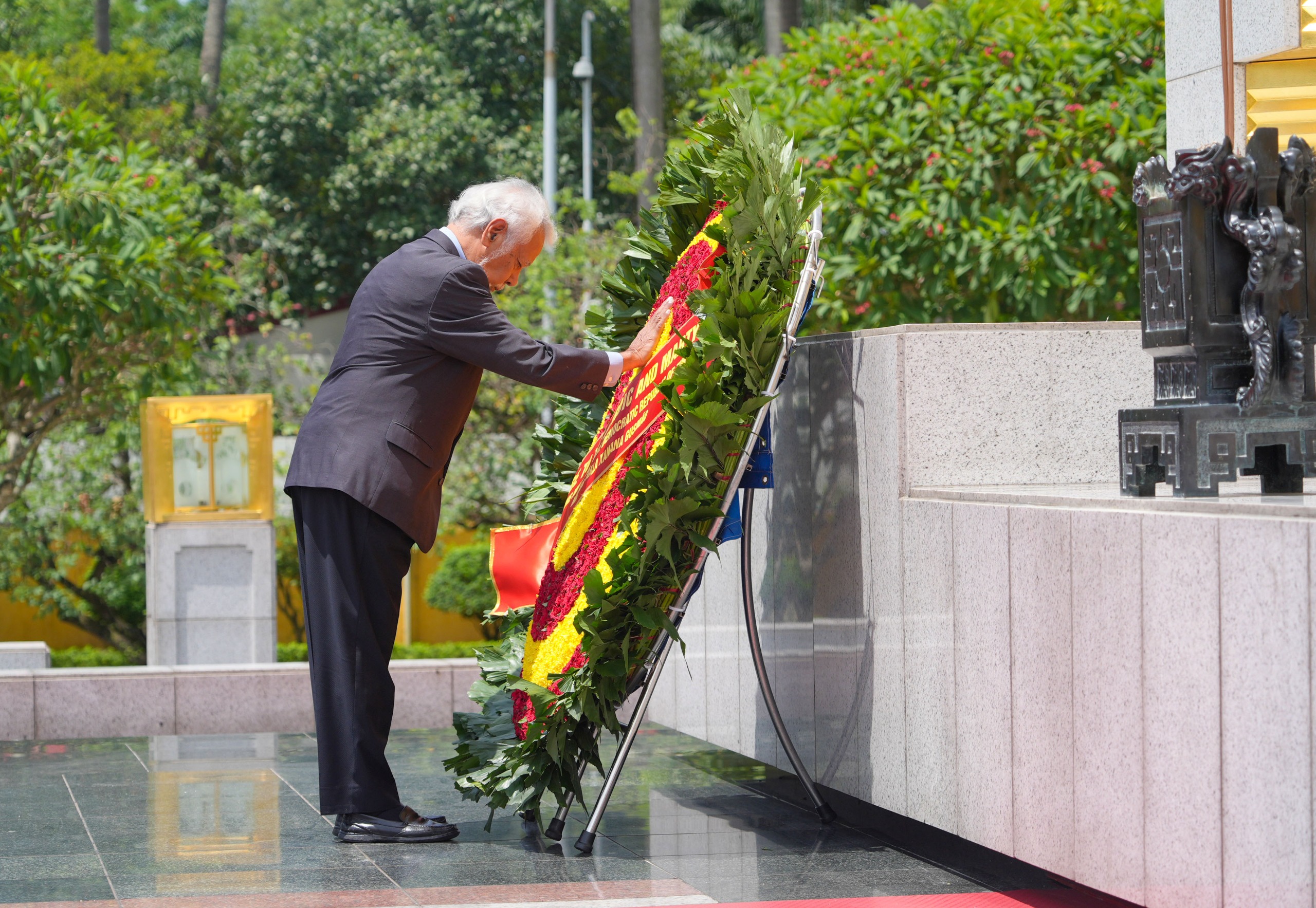 Xanana presta omenajen be eroi-mártir sira iha monumentu Mauzoléu Ho Chi Minh Vietname