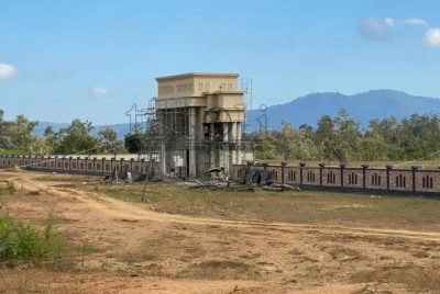 Konstrusaun gapura no muru Jardín Eroi Bobonaru tama faze finalizasaun