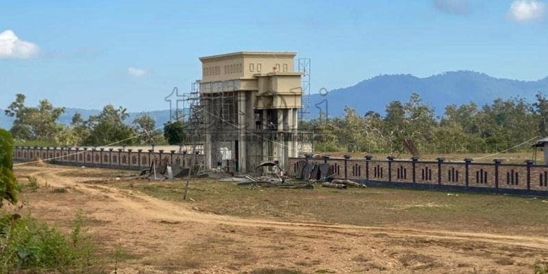 Konstrusaun gapura no muru Jardín Eroi Bobonaru tama faze finalizasaun