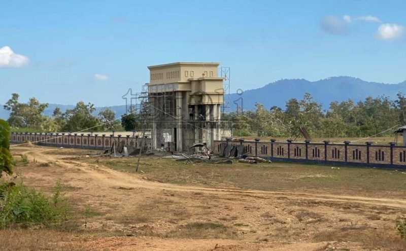 Konstrusaun gapura no muru Jardín Eroi Bobonaru tama faze finalizasaun