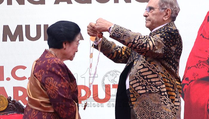 Megawati hamonu matan-been bainhira simu Grande Kolár Orden Timor-Leste