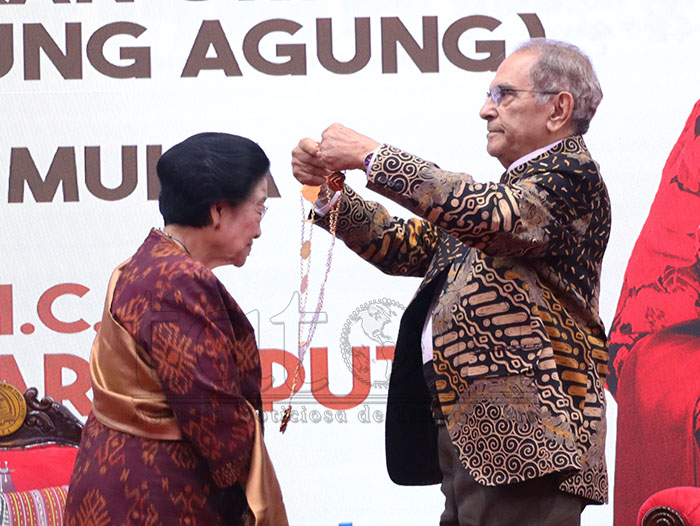 Megawati hamonu matan-been bainhira simu Grande Kolár Orden Timor-Leste