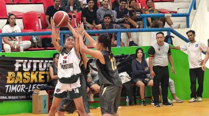 Ekipa Basketeból feminina Ai-Leba halakon Santo Antonio Manatutu