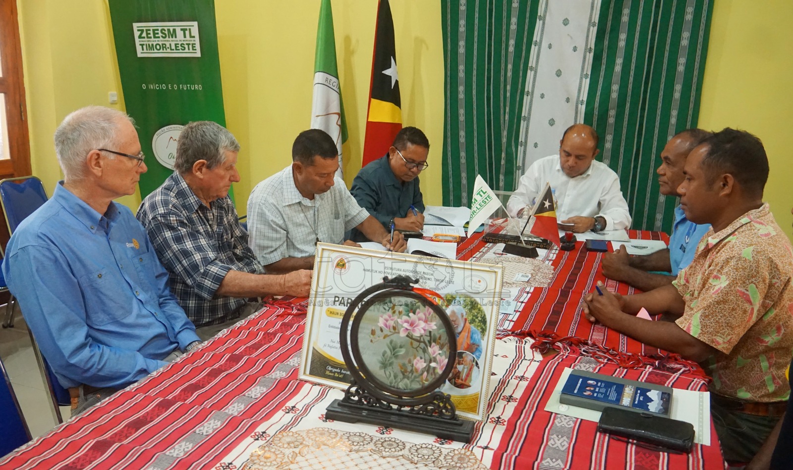 Autoridade selebra akordu ho ekipa Rotary Club atu instala filtra bee-moos iha Oekusi